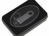 černá kovová krabička s průhledem